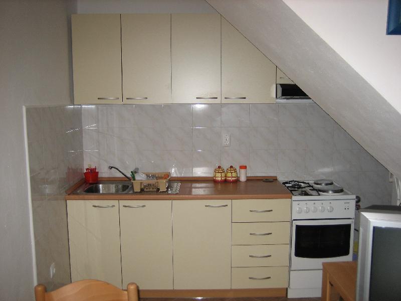 http://www.velikaprapratna.com/webalbum/Apartment/slides/Apartment%20kitchen.JPG